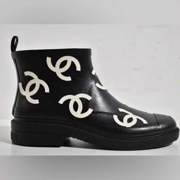 Chanel rain boots - Picture 3 of 13